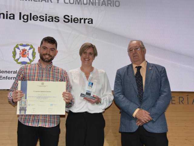 Ignacio Valverde y Virginia Iglesias, finalistas del ámbito familiar y comunitario con José A. Rodríguez, vicepresidente II del CGE.